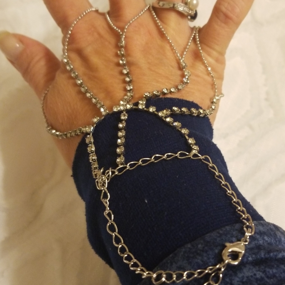 A SILVER LINING❣️🌹Lady Fingers hand and fingers bracelet 💚